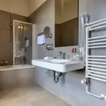 Großes Bad mit Wandheizung und Dusche

