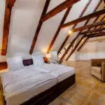 Schlafzimmer mit Holzboden und Dachschräge

