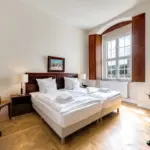 Schlafzimmer mit Doppelbett und Fensterfront

