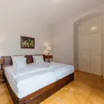 Einfaches Schlafzimmer mit Doppelbett

