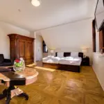 Wohnbereich mit Couchtisch und Obstkorb

