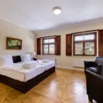 Doppelzimmer mit Sitzbereich am Fenster

