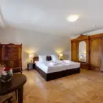 Hotelzimmer mit Schrank und großem Spiegel

