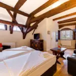 Schlafzimmer mit freiliegenden Balken und Tageslicht

