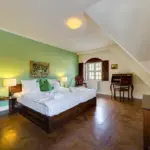 Doppelzimmer mit grün gestrichener Wand

