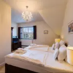 Romantisches Doppelzimmer mit Dekokissen

