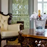 Sessel mit Glastisch und Eiskühler

