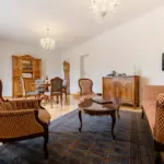 Wohnzimmer mit eleganten Möbeln und Teppich

