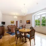 Kleiner Essbereich mit Kronleuchter

