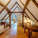 Dachgeschossflur mit freiliegenden Holzbalken

